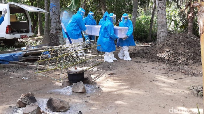 Meninggal di Malaysia, TKW dimakamkan sesuai protap COVID-19 di Polman.