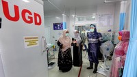 Petugas medis di tingkat puskesmas terpaksa menggunakan jas hujan karena keterbatasan APD yang sesuai standar guna mencegah penularan virus Corona (COVID-19). ANTARA FOTO/Irwansyah Putra