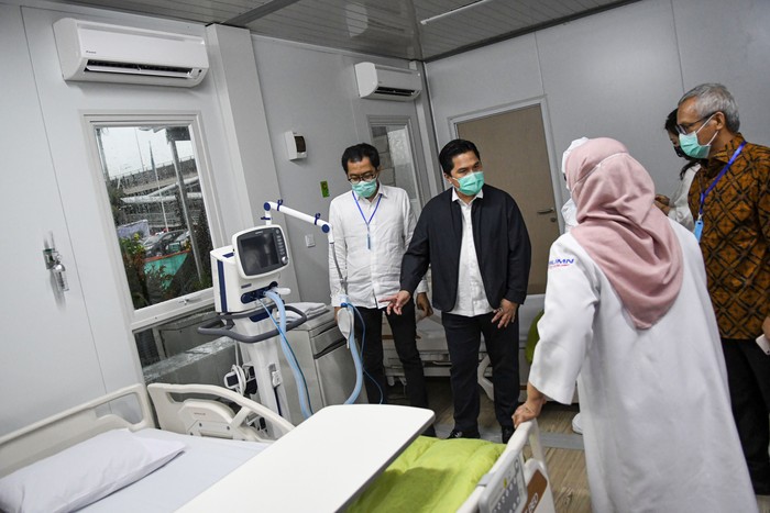 KESIAPAN RUMAH SAKIT PERTAMINA JAYA RAWAT PASIEN COVID-19 Seorang dokter berdiri di dalam salah satu ruang modular di Rumah Sakit Pertamina Jaya, Cempaka Putih, Jakarta, Senin (6/4/2020). Rumah Sakit darurat COVID-19 tersebut berkapasitas sebanyak 160 tempat tidur dalam ruangan dan 65 kamar isolasi bertekanan negatif untuk merawat pasien positif COVID-19 sesuai standar yang ditetapkan oleh Organisasi Kesehatan Dunia atau WHO. ANTARA FOTO/M Risyal Hidayat/wsj.