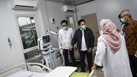 Menteri BUMN Erick Thohir (kedua kiri) meninjau salah satu ruang modular di Rumah Sakit Pertamina Jaya, Cempaka Putih, Jakarta, Senin (6/4/2020). RS milik BUMN itu siap melayani pasien Corona.