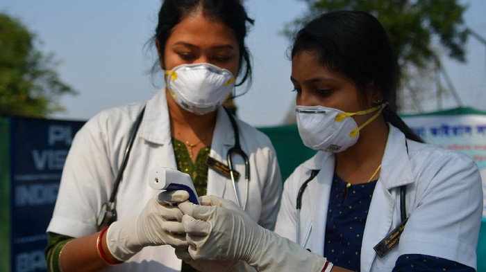 Virus corona: Sejumlah dokter di India diludahi dan dilempari batu saat perangi Covid-19