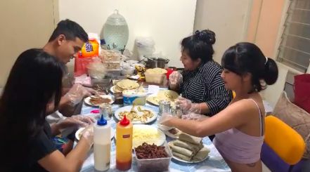 Vanessa Angel berjualan Kebab Dosa