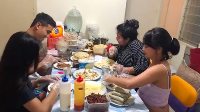 Vanessa Angel berjualan Kebab Dosa Vanessa Angel berjualan Kebab Dosa