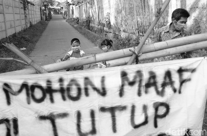 Sejumlah jalan kampung di Kota Bekasi ditutup guna cegah penyebaran Corona. Adapun jalan raya tetapi bisa dilalui meski volume arus lalu lintas tampak berkurang.