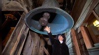 Sejak minggu lalu, penjaga katedral telah membunyi La Clemence. Lonceng yang telah ada semenjak abad 16 ini dibunyikan pada pukul 10 malam sampai 2 pagi. (REUTERS/Denis Balibouse)