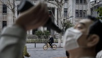 Tidak dapat dipungkiri masa lockdown di negara China menimbulkan kerinduan akan interaksi sosial kepada sesama manusia. Mungkin wabah Covid-19 membuat manusia belajar menjadi patung untuk sementara waktu dengan berdiam diri sejenak membiarkan patung mati menjadi saksi wabah ini. Getty Images.