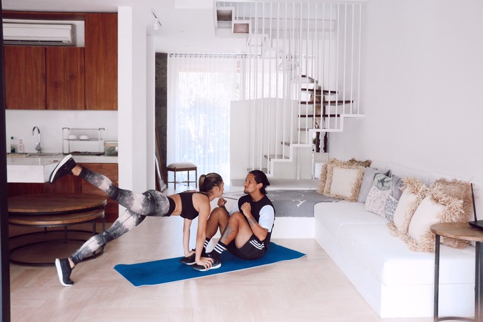 Olahraga di Rumah ala Jennifer Bachdim Olahraga di Rumah ala Jennifer Bachdim