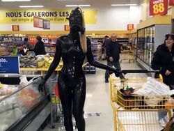 Ragam Aksi Nyeleneh Warga Dunia Lindungi Diri dari Corona