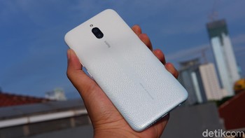 Selain Sky White ini, ada dua varian warna lainnya yakni Midnight Grey dan Sea Blue. Foto: Adi Fida Rahman/detikINET