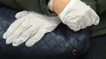 Ada yang menggunakan sarung tangan biasa. Foto: Instagram @subwayhands