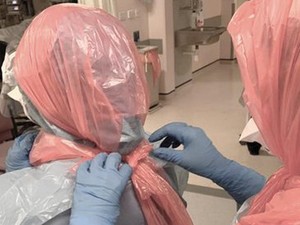 Kisah Miris Dokter Inggris Pakai Kantong Sampah Saat Tangani Pasien Corona
