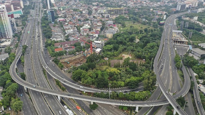Foto udara suasana di salah satu ruas jalan di Jakarta, Minggu (5/4/2020). Gubernur DKI Jakarta Anies Baswedan telah mengajukan penerapan Pembatasan Sosial Berskala Besar (PSBB) di DKI Jakarta ke Kemeterian Kesehatan untuk percepatan penanganan  COVID-19 di ibu kota. ANTARAFOTO/Hafidz Mubarak A/foc.