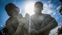 Patung adalah sebuah karya seni rupa yang memiliki kekuatan magis tersendiri. Salah satunya adalah terpancar pada patung La Duda (keraguan) di Argentina dengan pengambilan gambar yang memberikan kekuatan kepada warga Argentina untuk tetap kuat menghadapi Covid-19. Getty Images/Marcelo Endelli.