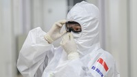 Seorang dokter membetulkan posisi kacamata pelindung saat berada di salah satu ruang modular di Rumah Sakit Pertamina Jaya, Cempaka Putih, Jakarta.