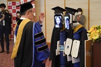 Di tengah pandemi virus Corona, Jepang telah selangkah lebih maju dalam memecahkan masalah bagaimana membuat acara publik seperti wisuda kelulusan bebas risiko. Begini potretnya.