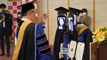 Karena pada wisudawan tidak dapat menghadiri upacara secara langsung akibat pandemik virus Corona, maka mereka beralih ke teknologi untuk membantu menyelesaikan masalah tersebut. Seperti ini jadinya.