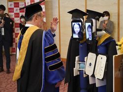 Robot Ini Gantikan Acara Kelulusan Wisuda di Jepang