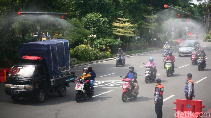 Dishub Kota Surabaya pasang alat semprot disinfektan di bawah JPO di Frontage Road Ahmad Yani. Hal itu dilakukan sebagai upaya pencegahan penyebaran Corona.