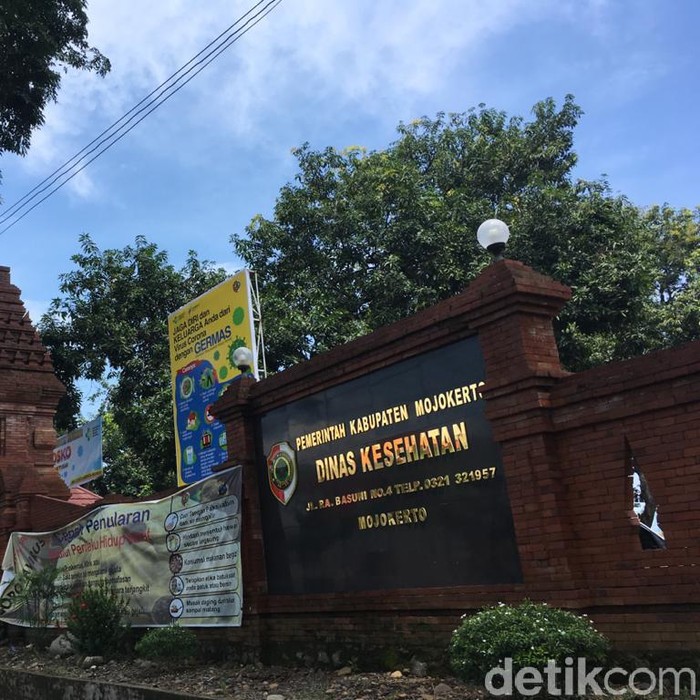 Delapan TKI asal Kabupaten Mojokerto pulang dari beberapa negara terjangkit corona atau Covid-19. Oleh pemerintah, mereka hanya diminta karantina mandiri karena semuanya sehat.