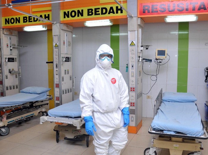 Petugas medis penanganan COVID-19 mengenakan baju Alat Pelindung Diri (APD) ketika berada di ruang isolasi Rumah Sakit rujukan khusus pasien COVID-19 Martha Friska di Medan, Sumatera Utara, Kamis (2/4/2020). Pemerintah provinsi Sumut memperpanjang sekaligus menaikkan status menjadi Tanggap Darurat hingga 21 Mei 2020 untuk mempercepat penanganan dengan mempersiapkan sejumlah rumah sakit rujukan khusus menangani COVID-19 di wilayah Sumut. ANTARA FOTO/Septianda Perdana/aww.