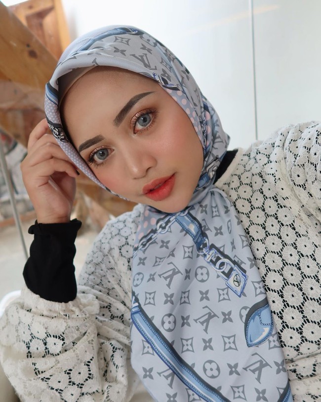 Setelah berhijab, Rachel juga sempat memproduksi hijab dengan merek Raven Is Odd. Melalui label tersebut Rachel menjual berbagai hijab bermotif dengan bahan yang eksklusif. Foto: instagram @rachelvennya