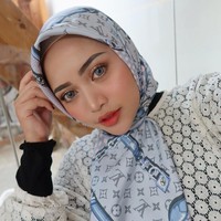 Setelah berhijab, Rachel juga sempat memproduksi hijab dengan merek Raven Is Odd. Melalui label tersebut Rachel menjual berbagai hijab bermotif dengan bahan yang eksklusif. Foto: instagram @rachelvennya