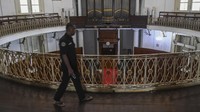Petugas keamanan melintas dan memeriksa kondisi Gereja GPIB Immanuel di Jakarta. Pasca Kemenkes resmi merilis Peraturan Menteri Kesehatan No.9 Tahun 2020 tentang Pembatasan Sosial Berskala besar (PSBB) dalam Rangka Percepatan Penanganan COVID-19 semua kegiatan yang mengumpulkan banyak orang pun ditiadakan.
