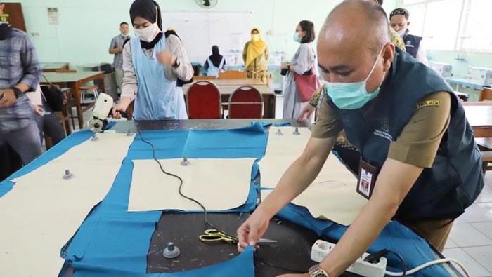 Siswa SMK Bantu Buat APD untuk Tenaga Medis