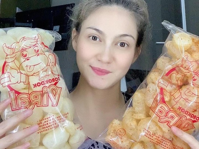 Alessia Cestaro jualan kerupuk