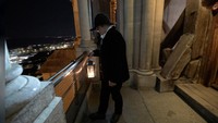 Di Lausanne, kota di Swiss yang berada di tepi Danau Jenewa menghidupkan kembali tradisi lama karena wabah Corona. Tradisi ini telah ada semenjak Abad Pertengahan. (REUTERS/Denis Balibouse)