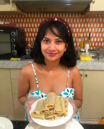 Pakai Baju Seksi Saat  Racik Kebab Vanessa Angel 