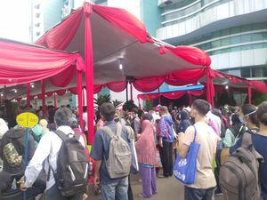 Pasien Di-screening Suhu Tubuh, Antrean di RSCM Mengular hingga Parkiran