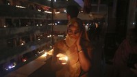 Modi mengatakan bahwa gerakan seperti itu akan menghilangkan kegelapan yang diciptakan oleh virus Corona. AP Photo/Rafiq Maqbool.