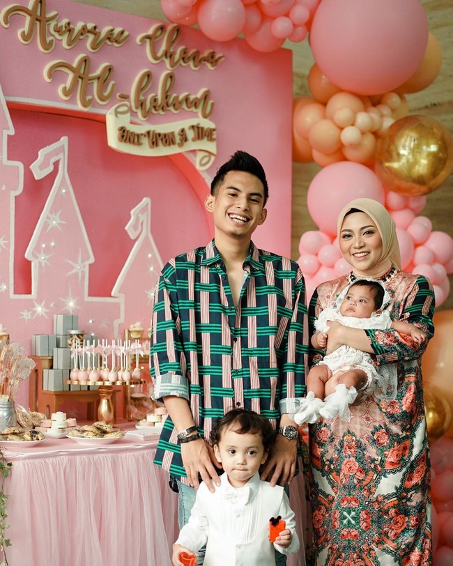 Tak hanya itu saja, Rachel Vennya juga mematikan kolom komentar di unggahan terbarunya. Hal itu tentunya membuat tak sedikit orang yang bertanya-tanya, apakah Rachel saat ini benar-benar sudah memutuskan melepaskan hijabnya atau tidak. Foto: instagram @rachelvennya