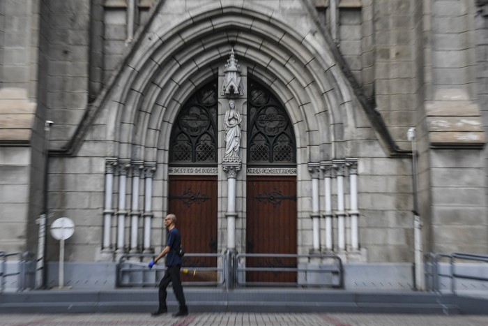 GEREJA DITUTUP Petugas kebersihan melintas di depan pintu Gereja Katedral, Jakarta, Minggu (5/4/2020). Pasca Kemenkes resmi merilis Peraturan Menteri Kesehatan No.9 Tahun 2020 tentang Pembatasan Sosial Berskala besar (PSBB) dalam Rangka Percepatan Penanganan COVID-19, bentuk ibadah misa gereja dilakukan secara live streaming melalui media sosial, termasuk rangkaian ibadah paskah yang akan jatuh mulai Kamis (16/4/2020) hingga Minggu (19/4/2020). ANTARA FOTO/Muhammad Adimaja/foc.