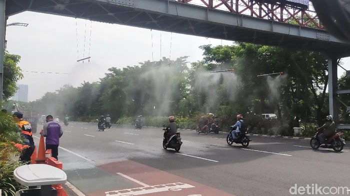 Dishub Kota Surabaya pasang alat semprot disinfektan di bawah JPO di Frontage Road Ahmad Yani. Hal itu dilakukan sebagai upaya pencegahan penyebaran Corona.