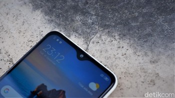 Di bagian atas layar terdapat notch tetesan air yang menjadi rumah bagi kamera selfie. Ukurannya sendiri 8 MP. Foto: Adi Fida Rahman/detikINET