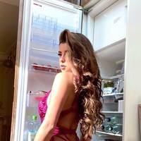 Foto lain menampilkan Demi membuka kulkas dalam balutan lingerie pink yang menggoda. (Foto: Instagram)