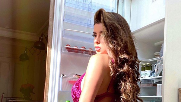 Foto: Demi Rose yang Tetap Bergaya Seksi Meski Sedang Karantina