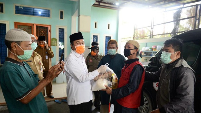 Gubernur Riau Syamsuar membagikan masker ke warga (dok. Istimewa)