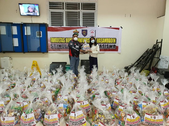 Unhas membagikan ratusan paket sembako kepada mahasiswa di tengah pandemi Corona (dok. Istimewa)
