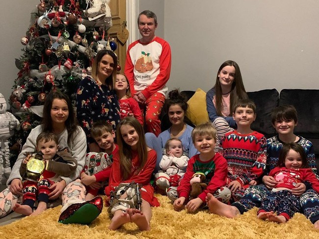 Keduanya kini merupakan orangtua dari 22 anak. Mereka adalah Bonnie Raye, Archie, Phoebe, Hallie, Casper, Oscar, Tillie, Max, Josh, Aimee, Ellie, James, Katie, Millie, Luke,  Daniel, Jack, Chloe, Sophie, dan yang terbesar adalah Chris, usianya sudah di atas 30 tahun. Sedangkan anak mereka yang ke-22 yang berjenis kelamin perempuan, belum ditentukan namanya. Foto: Instagram @theradfordfamily