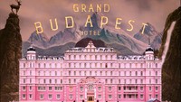 Pada tahun 2014 lalu, sutradara terkenal Wes Anderson meluncurkan film The Grand Budapest dengan jalan cerita yang unik. Dengan plot yang menarik, penonton juga dimanjakan dengan berbagai kue dan pastry yang enak sepanjang film. Foto: Istimewa