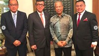 Yasonna sendiri merupakan politisi senior. Ia memiliki hubungan dekat dengan banyak politisi di dalam maupun luar negeri. Begini momen akrabnya saat minum teh dengan Tan Sri Mahiadin Bin Md Yasin (Muhyiddin), Perdana Menteri Malaysia. Foto: Instagram yasonna.laoly