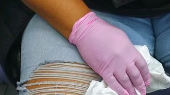 Ini dilakukan Hannah karena jika dengan sengaja memotretnya dengan kamera sungguhan, orang akan merasa tidak nyaman dan menghilangkan keaslian cerita foto. Foto: Instagram @subwayhands