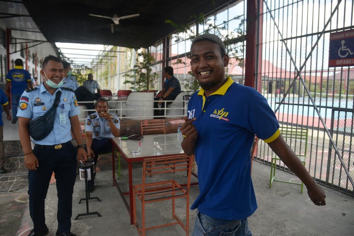 PEMBEBASAN WARGA BINAAN UNTUK CEGAH COVID-19 Senyum Bahagia Napi Usai Bebas Gegara Corona