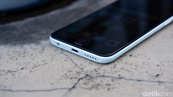 Port bagian bawah terdiri dari jack audio 3,5 mm dan USB Type C. Foto: Adi Fida Rahman/detikINET
