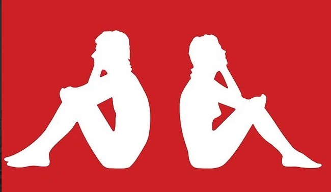 Brand fashion Kappa pun memisahkan gambar siluet pria dan wanita pada logonya. Awalnya, logo Kappa bergambar pria dan wanita duduk dengan saling menyenderkan punggung mereka. Foto: Istimewa