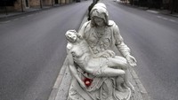 Foto terakhir merupakan puncak dari keheningan yang dirasakan oleh patung Yesus dan Maria di Lebanon. Patung  hanya menjadi saksi bisu akan keganasan pandemi virus ini, maka biarkalah pesan itu tak terungkap dan menjadi cerita untuk kota itu sendiri. Patung di seluruh dunia mengajak warganya untuk menterjemahkam setiap kejadian di setiap sudut kota patung itu terpasang. karena setiap patung memiliki ceritanya sendiri untuk dinikmati sesuai dengan penilaian pribadi masing-masing. AP Photo/Hussein Malla.