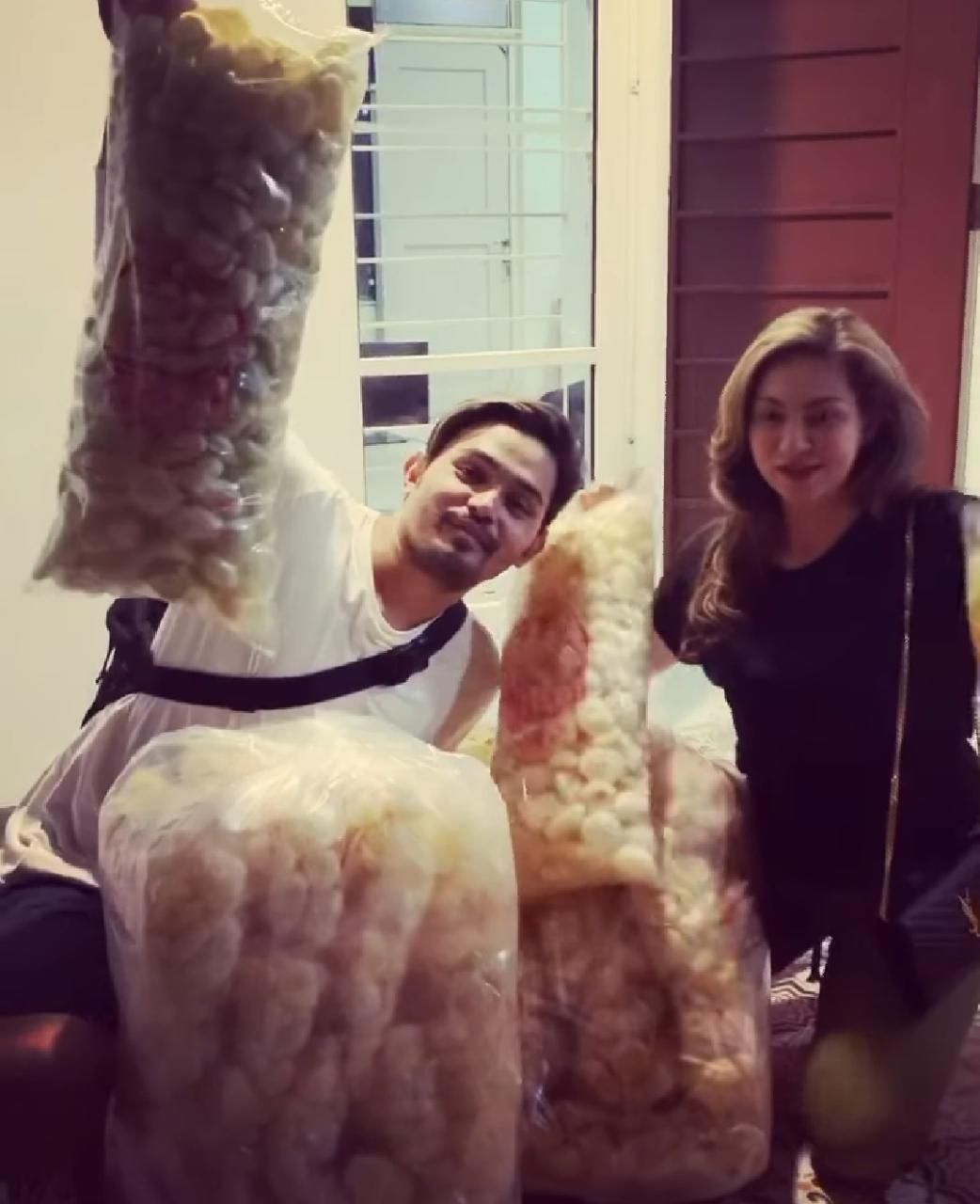 Alessia Cestaro jualan kerupuk